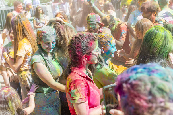 de mooie jonge vrouwen in het kleurenfeest, gekleurd gezicht van de jonge vrouwen, kleurenfestival in India - Foto, afbeelding