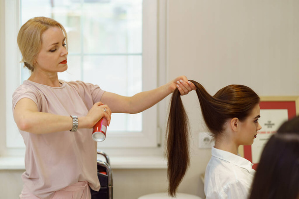 Hair stylist werken met klant - Foto, afbeelding