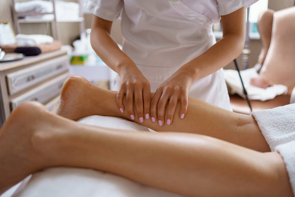 Erwachsene Frau bekommt Fuß entspannende Massage - Foto, Bild