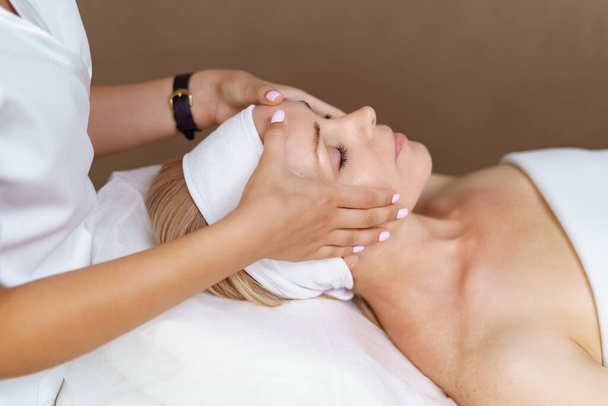 Massage facial soin de beauté. - Photo, image