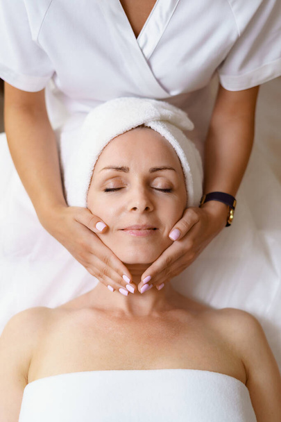Tratamento de beleza de massagem facial. - Foto, Imagem