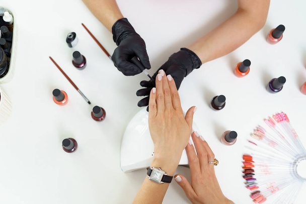 Manicure cliente tratamento no salão de beleza unhas. Manicure, pintura sobre prego - Foto, Imagem