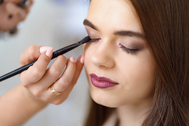Make-up kunstenaar werk in haar schoonheid gezicht studio salon - Foto, afbeelding