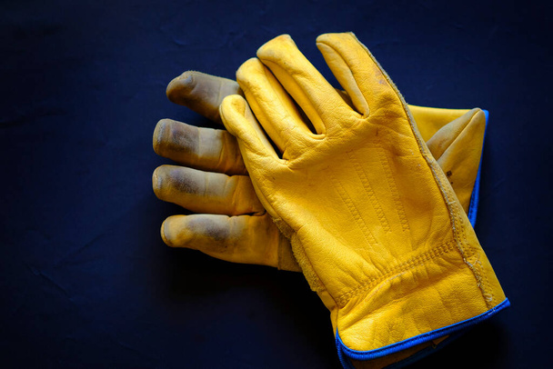 Detail of old worn leather work gloves workgloves texture - Фото, изображение