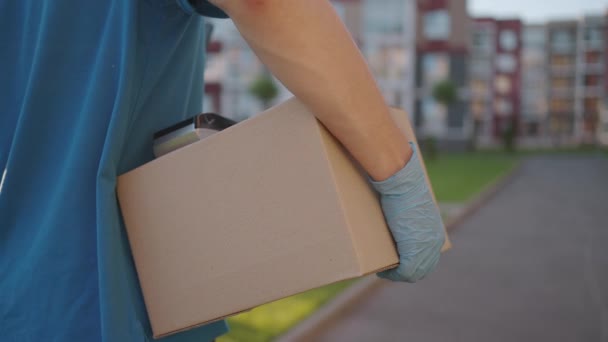 poštovní doručovatel nebo doručovatel nést malé krabice doručit zákazníkovi doma bezkontaktní nfc terminálu platby. - Záběry, video