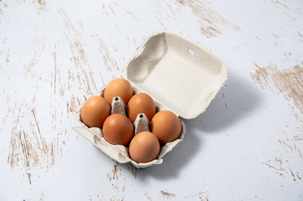 Яичная чашка с полдюжины яиц. Органические яйца от кур свободного действия - Фото, изображение