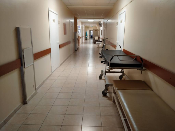 Folyosó a sebészeti osztályon egy modern kórházban esténként. - Fotó, kép