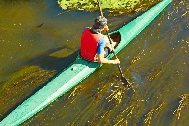 Canoéiste flottant sur le fleuve envahi
  - Photo, image