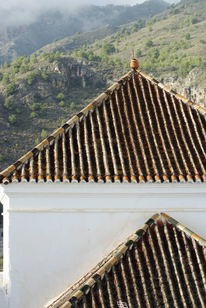 Frigiliana vesnice Andalusie, Španělsko Střecha hlavního kostela Detail střechy a unikátní vzor z dlaždic Krásná stará historická budova - Fotografie, Obrázek