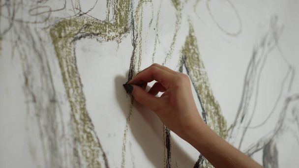 Pintura de pintora desconocida en taller. Dibujo a mano de mujer en estudio de arte. - Foto, Imagen