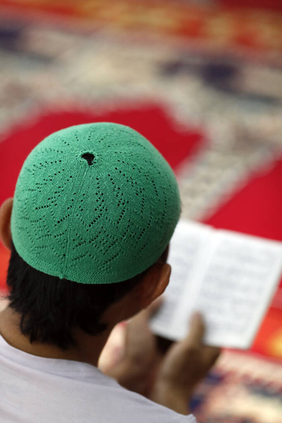 Cholon Jamailin moskeija. Muslimimies lukee jaloa Koraania. Ho Chi Minh Cityssä. Japani.  - Valokuva, kuva