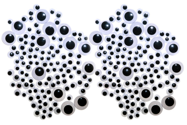Olhos de Googly. Padrão de olhos de plástico googly em um fundo branco. Usado para imitação de globos oculares para brinquedos artesanais e bonecas e outros criatividade. isolado em branco. espaço para texto. caminho de recorte.  - Foto, Imagem