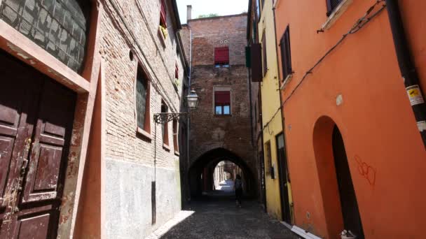Ferrara, Itálie, pohled přes středověkou ulici Delle Volte - Záběry, video