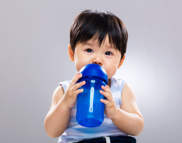 kisfiú ital vízzel üveg - Fotó, kép