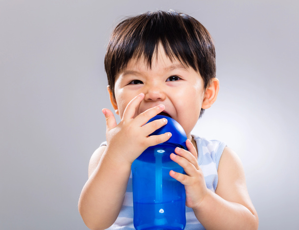 Boldog kisfiú ital vizes palackkal - Fotó, kép