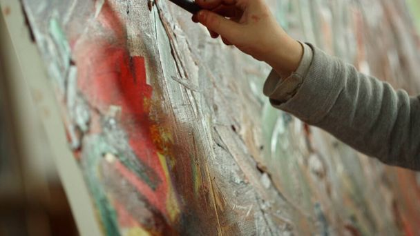 Onherkenbare schilder hand maken penseel beroerte op doek in kunststudio. - Foto, afbeelding