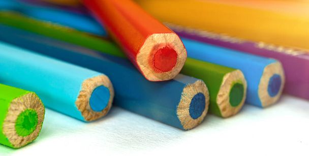 Lápices de dibujo a color para artista, colorido foto de fondo educación - Foto, Imagen