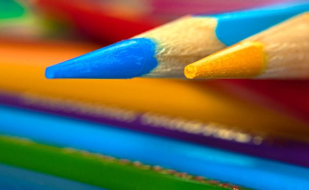 Макрофотография с острыми цветными карандашами, закрыть - Фото, изображение