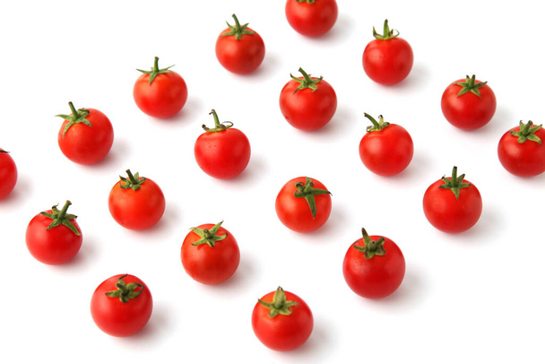 помидоры черри изолированы на белом фоне - Фото, изображение