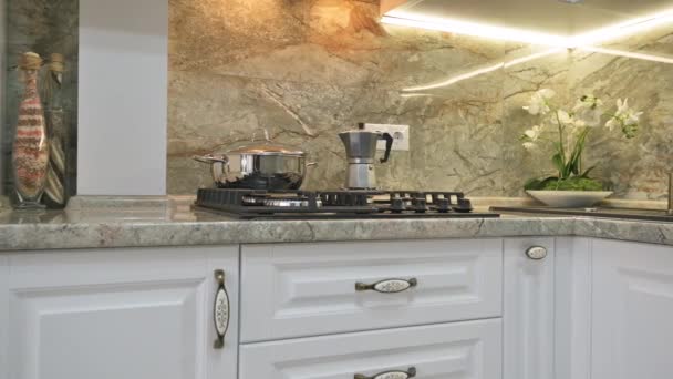Szekrény panning modern klasszikus fehér konyha belső - Felvétel, videó
