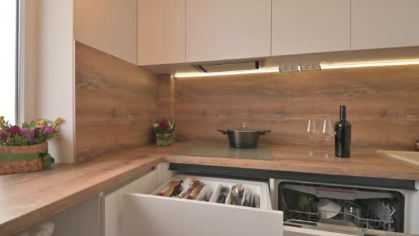 Крупный план современной белой и деревянной бежевой кухни - Кадры, видео