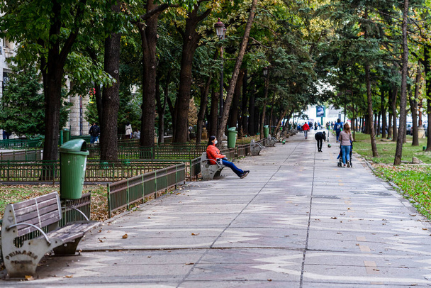 2021年ルーマニアのブカレストのダウンタウンを歩く歩行者 - 写真・画像