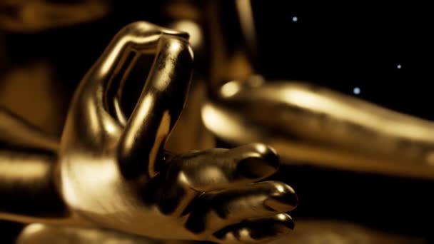 Una estatua masculina dorada en la meditación de la pose del loto jnana mudra de cerca - Imágenes, Vídeo