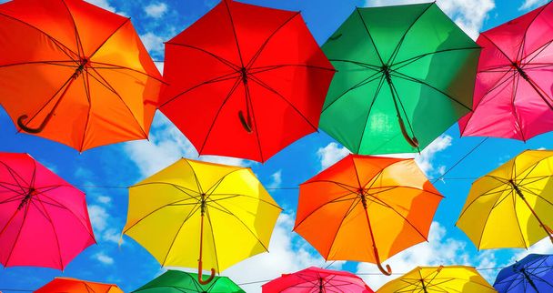 Viele bunte Regenschirme am Himmel. Stadtdekoration - Foto, Bild