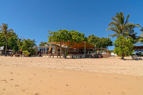 Cape Gloucester, Queensland, Australia - June 2021: A holiday resort on the coast with a sandy beach out front - Foto, Imagem