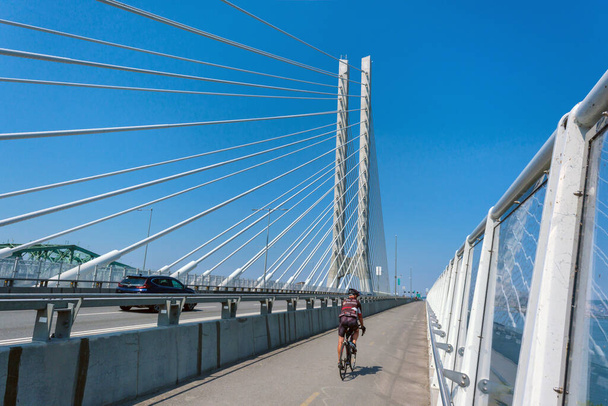 Μόντρεαλ, CA - 7 Ιουνίου 2021: Μονοπάτι πολλαπλών χρήσεων στη νέα Γέφυρα Samuel de Champlain - Φωτογραφία, εικόνα