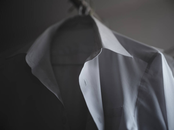 fehér üzleti ing vállfán - Fotó, kép