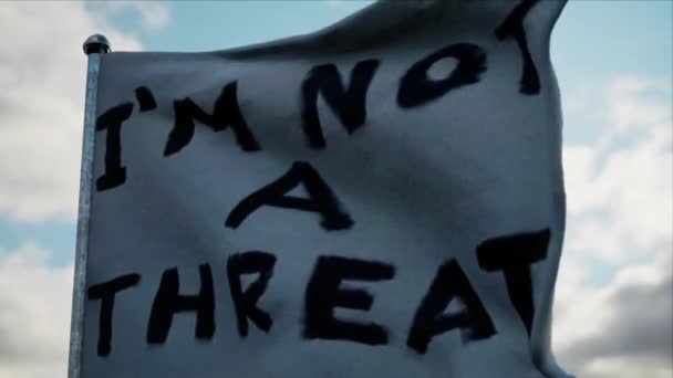 Una bandera blanca realista CGI titulado im no es una amenaza en el barrio de silueta de cerca - Metraje, vídeo