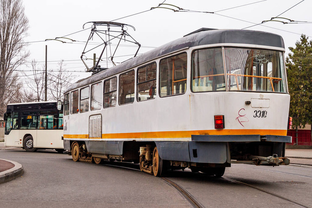 Oude elektrische tram rijden door de straten van het centrum van Boekarest - Foto, afbeelding