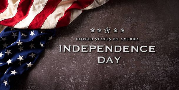 Šťastný den nezávislosti: 4. července, americká vlajka na tmavém kamenném pozadí s textem. - Fotografie, Obrázek