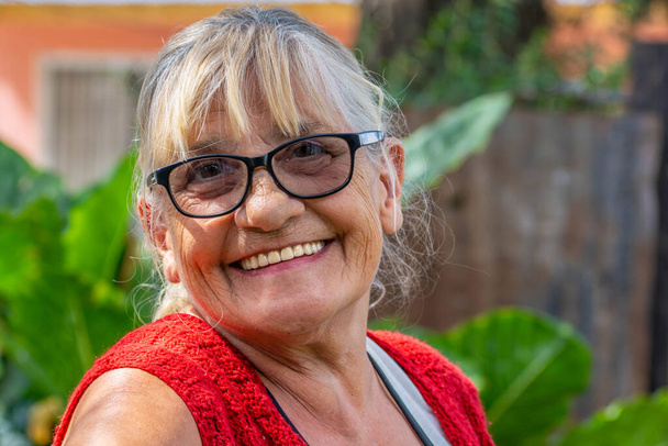 idősebb nő egy nagy első személy mosoly élvezi a nyugdíjba vonulás - Fotó, kép