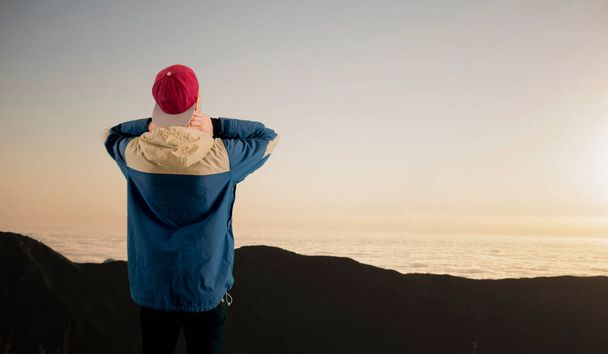 eine Person, die die Berge erwandert, die Aussicht auf den Gipfel genießt, Erfolgsreise - Foto, Bild