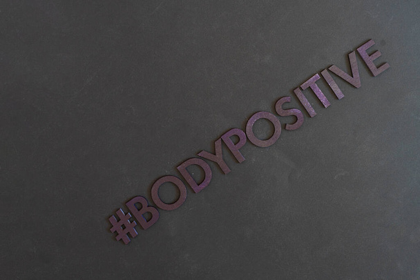 Ein Körper positives Wort Hashtag, ausgeschnittene Buchstaben, abstraktes Symbol trendiges Konzept - Foto, Bild