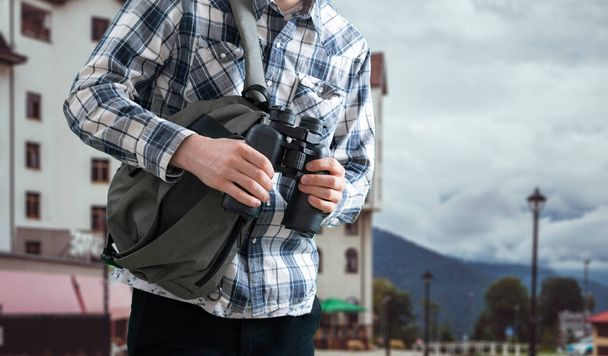 osoba, která vytahuje dalekohled z tašky a upravuje jej - Fotografie, Obrázek