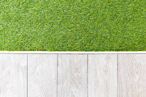Pisos de madera blancos y césped artificial verde fuera del patrón del edificio y fondo sin costuras - Foto, imagen