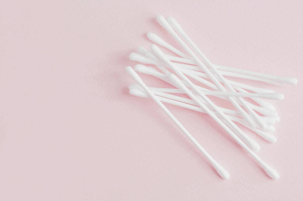 white cotton swabs on pink background - Foto, afbeelding