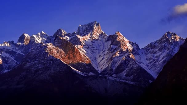 Kaunis laakso Karakoramin vuoristossa pitkin Karakoramin moottoritietä. Maisema vuoristoinen maisema Gilgit Baltistanissa, Pohjois-Pakistanissa. - Materiaali, video