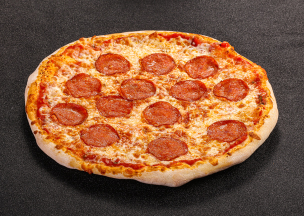 Olasz hagyományos pizza pepperoni kolbásszal - Fotó, kép