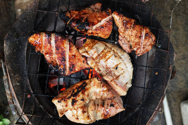 plat laïc délicieuse viande de porc sont grilledon charbon de bois grill pour pique-nique d'été et fête - Photo, image