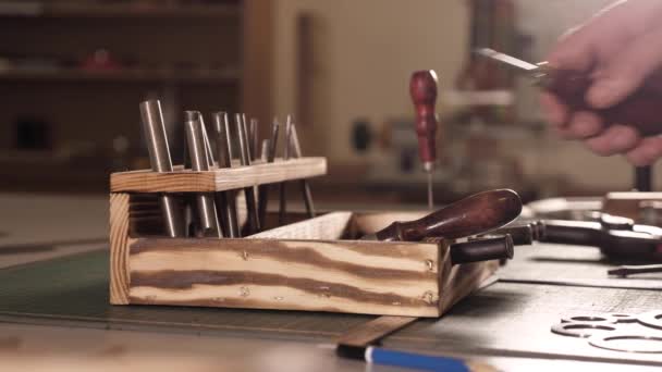 Työkalut nahkatuotteiden lähikuva työpajassa - Materiaali, video