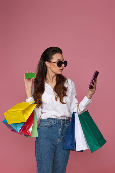 woman holding bag, credit bank card and mobile phone - Foto, Imagen