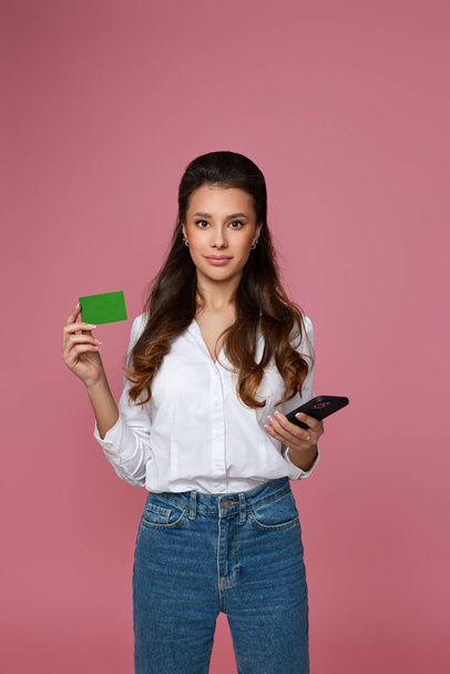 woman holding bag, credit bank card and mobile phone - Foto, Imagen
