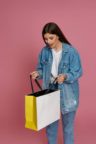 beautiful woman holding shopping bags with purchases - Valokuva, kuva