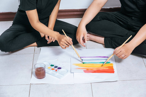 Női párok rajzolni és festeni papíron. - Fotó, kép