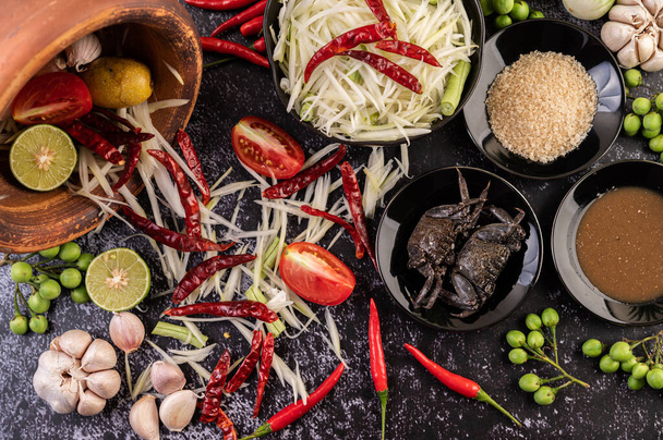 Papája složky salátu patří papája, nakládaný krab, lilek, rajče, limetka, chilli, česnek a fermentované ryby. - Fotografie, Obrázek