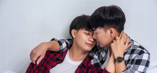 Δύο αγαπημένοι νέοι άντρες κοιμήθηκαν μαζί στο κρεβάτι.. - Φωτογραφία, εικόνα